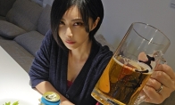 48岁日本漫画家晒生活照 神似《生化危机》艾达王