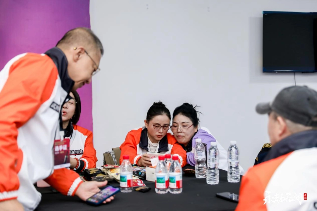 当我在看60岁的老人打电竞比赛时，我在看什么