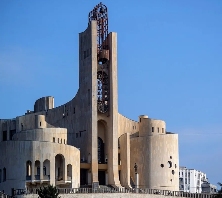 最科幻的游戏要素，是游戏里的甲方都比现实懂设计师的审美