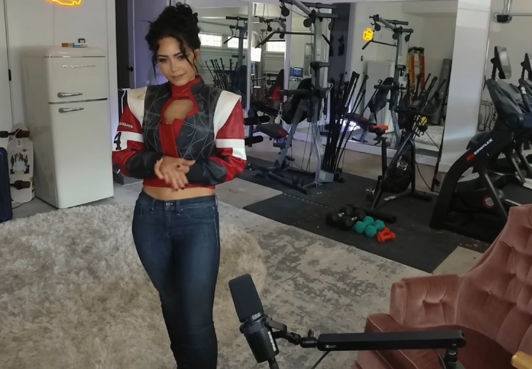 帕南原型直播《赛博朋克2077》 亲热剧情被父母撞见