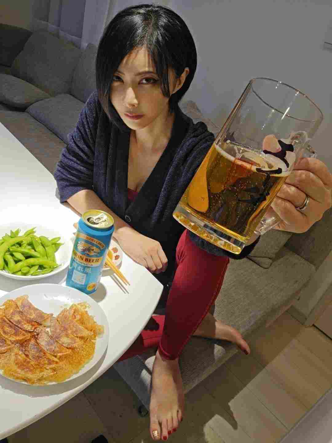 48岁日本漫画家晒生活照 神似《生化危机》艾达王