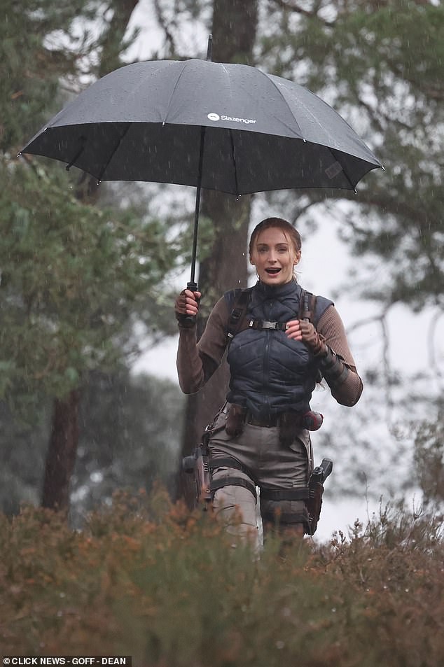 《古墓丽影》劳拉片场照曝光 双枪造型不错!