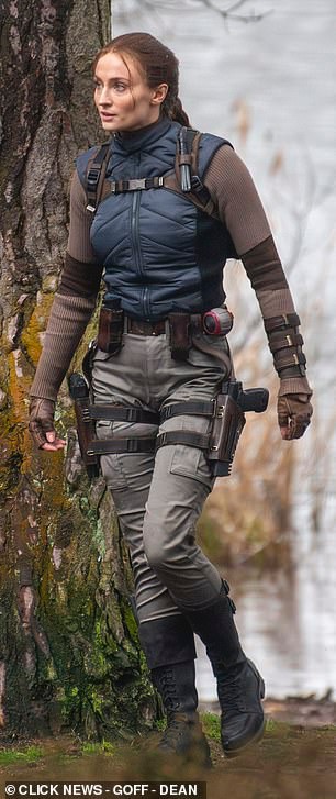 《古墓丽影》劳拉片场照曝光 双枪造型不错!