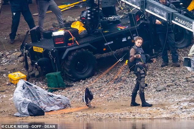 《古墓丽影》劳拉片场照曝光 双枪造型不错!