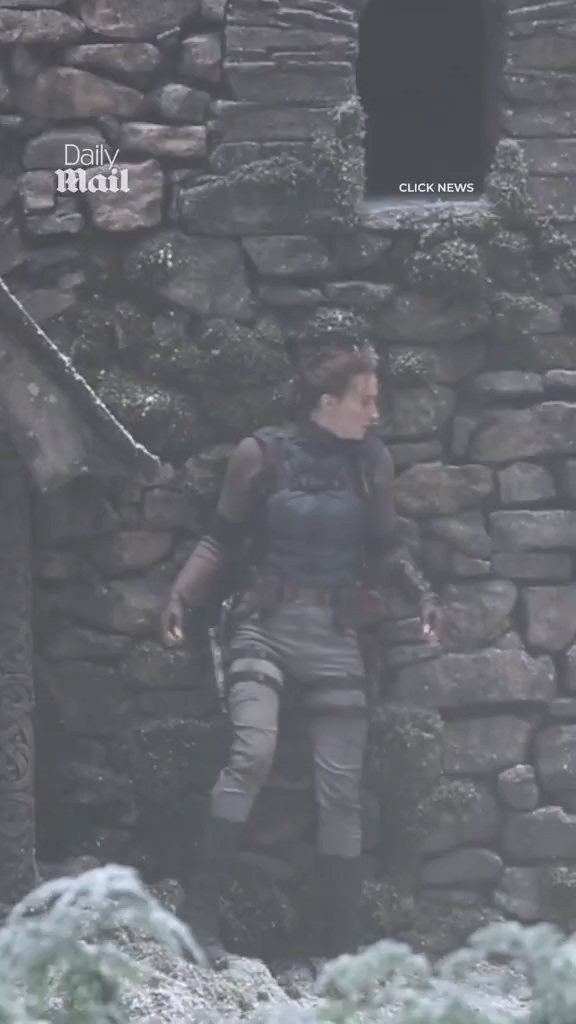 《古墓丽影》真人剧曝片场视频 劳拉手持双枪尽情射击