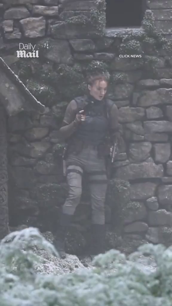 《古墓丽影》真人剧曝片场视频 劳拉手持双枪尽情射击