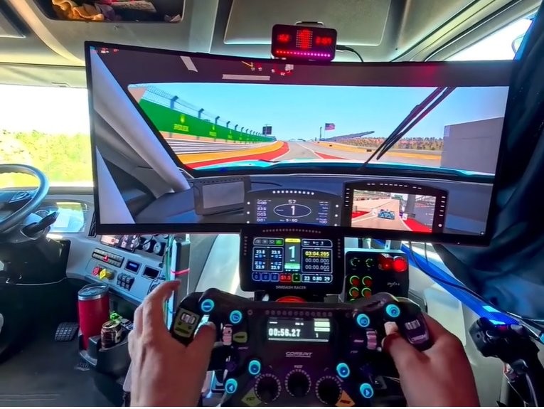 卡车司机在卡车中加装6000美元赛车模拟器以供堵车时消遣