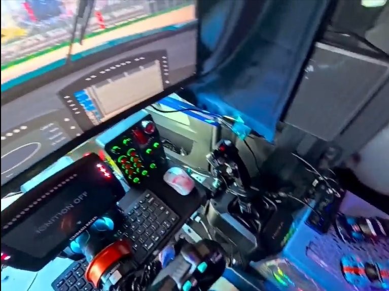 卡车司机在卡车中加装6000美元赛车模拟器以供堵车时消遣