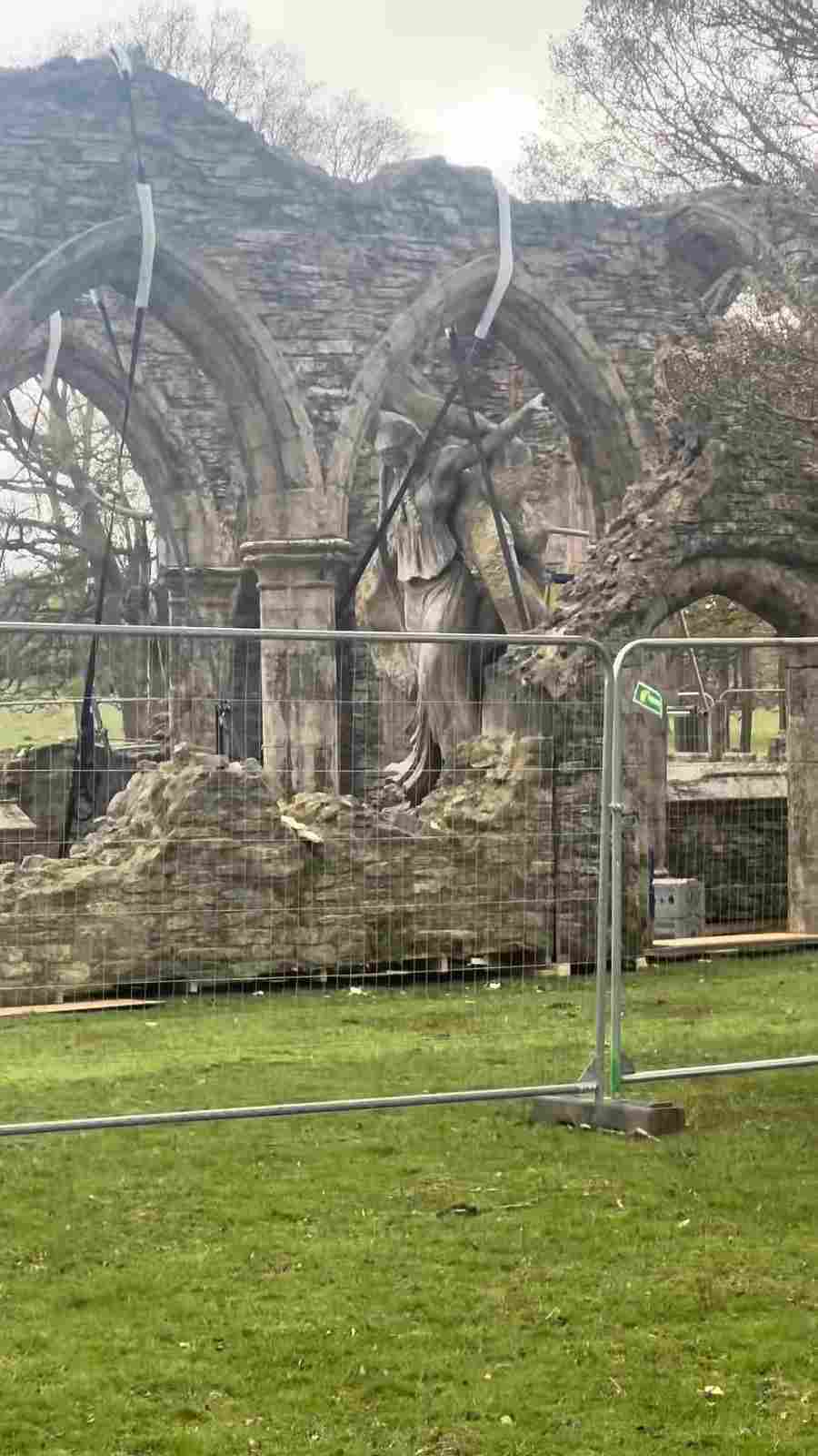 《艾尔登法环》电影片场照泄露：玛莉卡教堂实景曝光