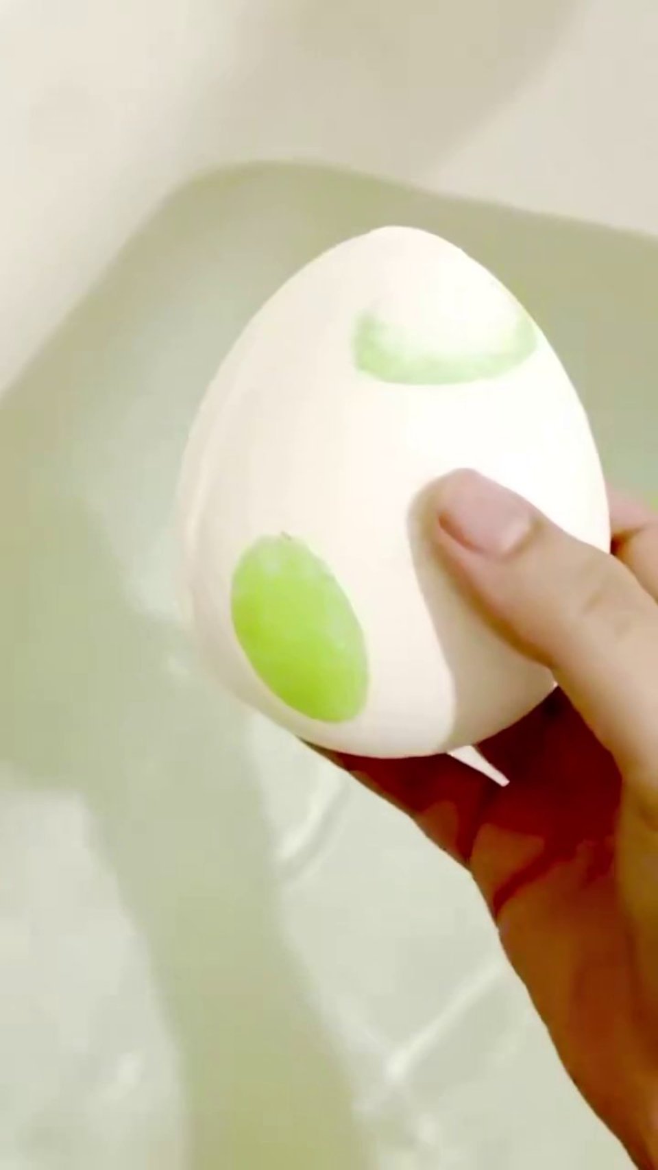 耀西联名泡澡球走红网络 粉丝直言看着像血水很恶心