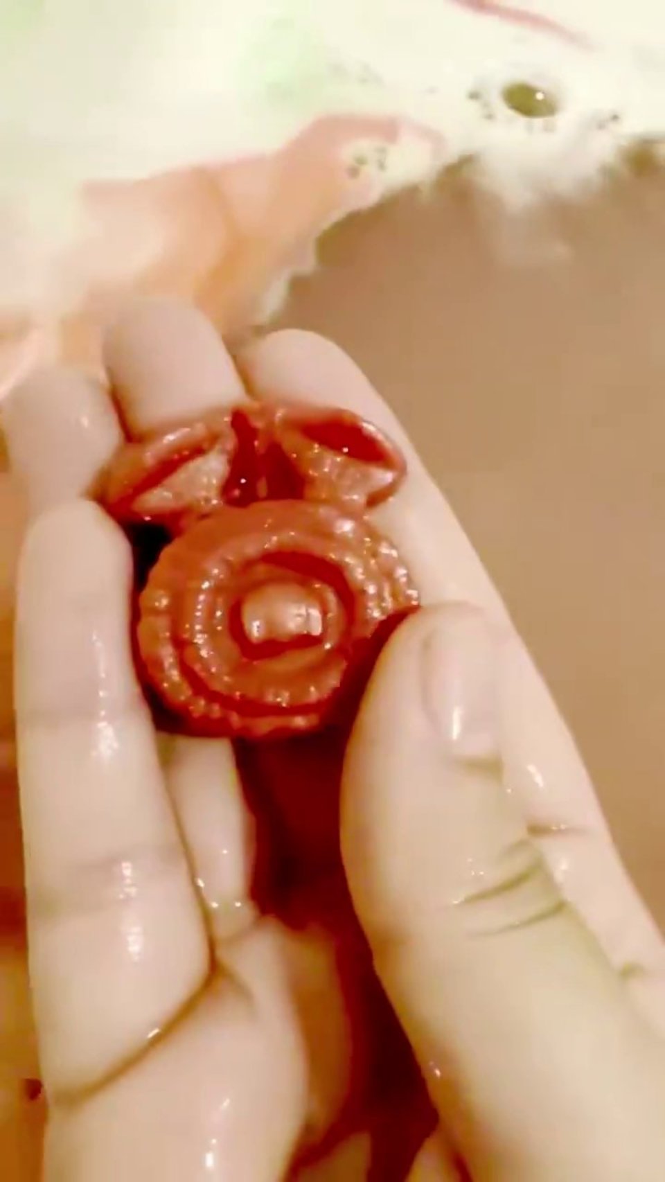 耀西联名泡澡球走红网络 粉丝直言看着像血水很恶心