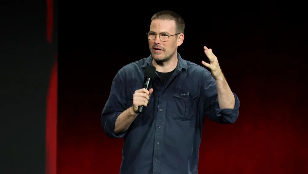 新版《生化危机》电影首支预告内容曝光 僵尸从楼顶扑脸！