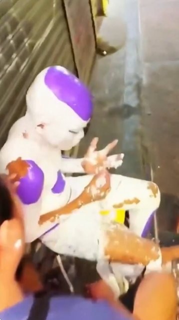 国外小孩cosplay《龙珠》弗利萨翻车 用成墙面漆洗不掉成永久皮肤